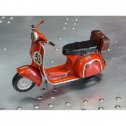 Vespa rouge avec bagages